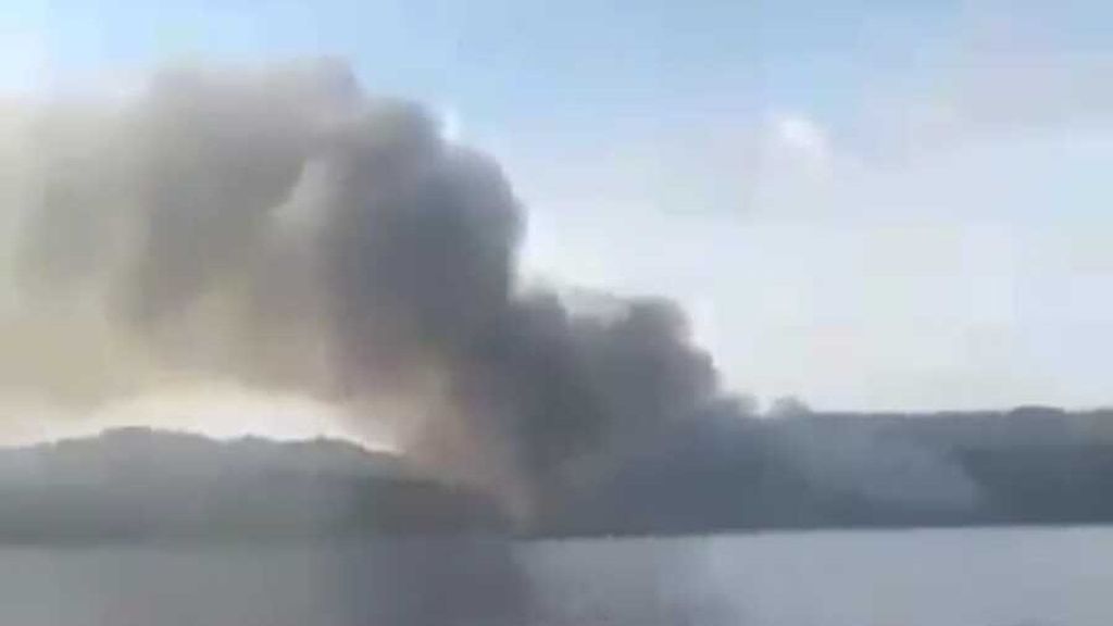 Tangkapan layar kepulan asap dari rumah warga di Kampung Kariuw, Pulau Haruku, Kabupaten Maluku Tengah, Maluku, yang dibakar massa pada Rabu (26/1/2022).