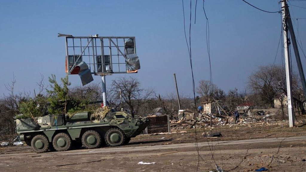 Sebuah tank Angkatan Darat Ukraina melaju menuju garis depan di Yasnogorodk, Jumat (25/3/2022). Wilayah tersebut merupakan sebuah kota kecil di pinggiran Kiev di mana tentara Ukraina menghentikan laju serangan tentara Rusia.  