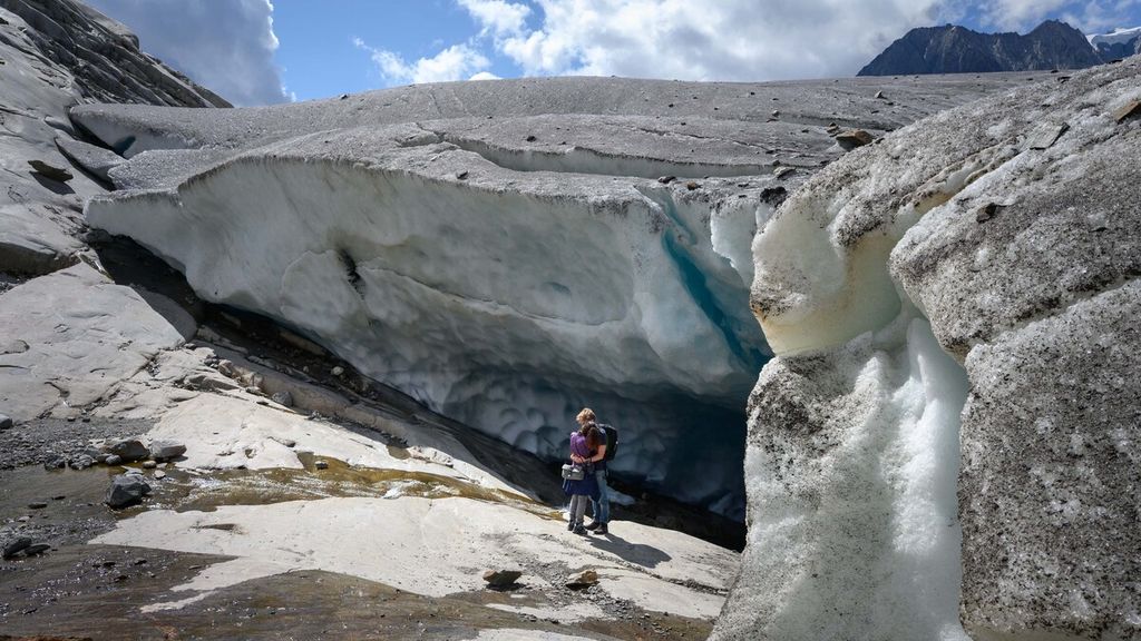 Salah satu sisi Gletser Aletsch yang memperlihatkan tingginya lebih dari dua kali ukuran tinggi orang dewasa.