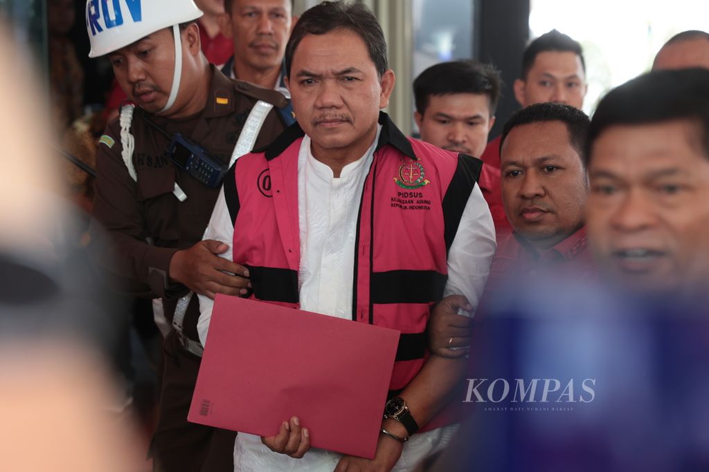 Anggota Badan Pemeriksa Keuangan, Achsanul Qosasi, ditahan seusai menjalani pemeriksaan di Kejaksaan Agung, Jakarta, Jumat (3/11/2023). 