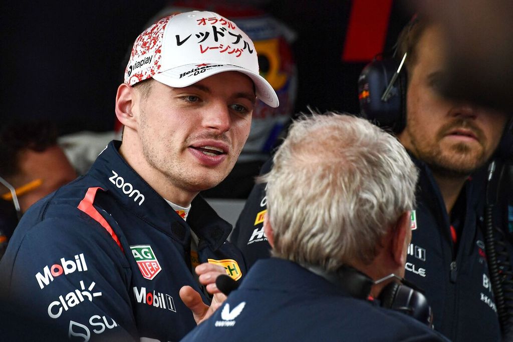Pebalap tim Red Bull Racing, Max Verstappen (kiri), berdiskusi dengan anggota timnya seusai sesi latihan kedua F1 seri Jepang di Sirkuit Suzuka, Jumat (5/4/2024).