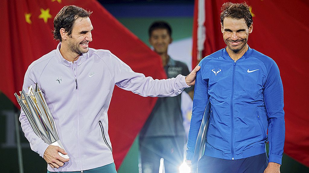 Roger Federer  (kiri) dan Rafael Nadal merupakan rival paling panas di arena tenis, tetapi mereka bersahabat di luar lapangan. Foto ini diambil pada 15 Oktober 2017 saat  Federer menjuarai Shanghai Masters, China, setelah menundukkan  Nadal pada final.