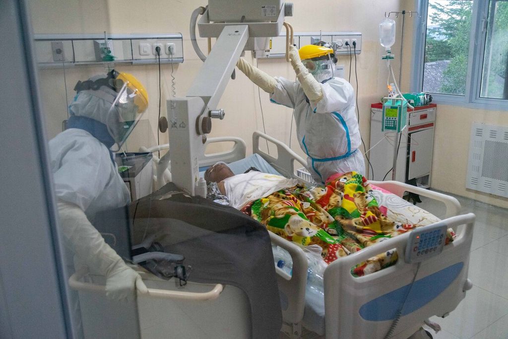 Petugas kesehatan merontgen salah seorang pasien Covid-19 di ruang perawatan Rumah Sakit Umum Daerah Embung Fatimah, Batam, Kepulauan Riau, Senin (28/6/2021).