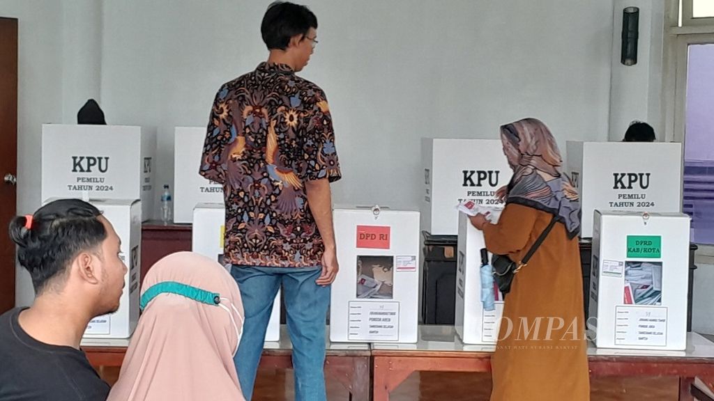Suasana pemungutan suara di TPS 039 Kelurahan Jurangmangu Timur, Pondok Aren, Tangerang Selatan, Banten, Rabu (14/2/2024).