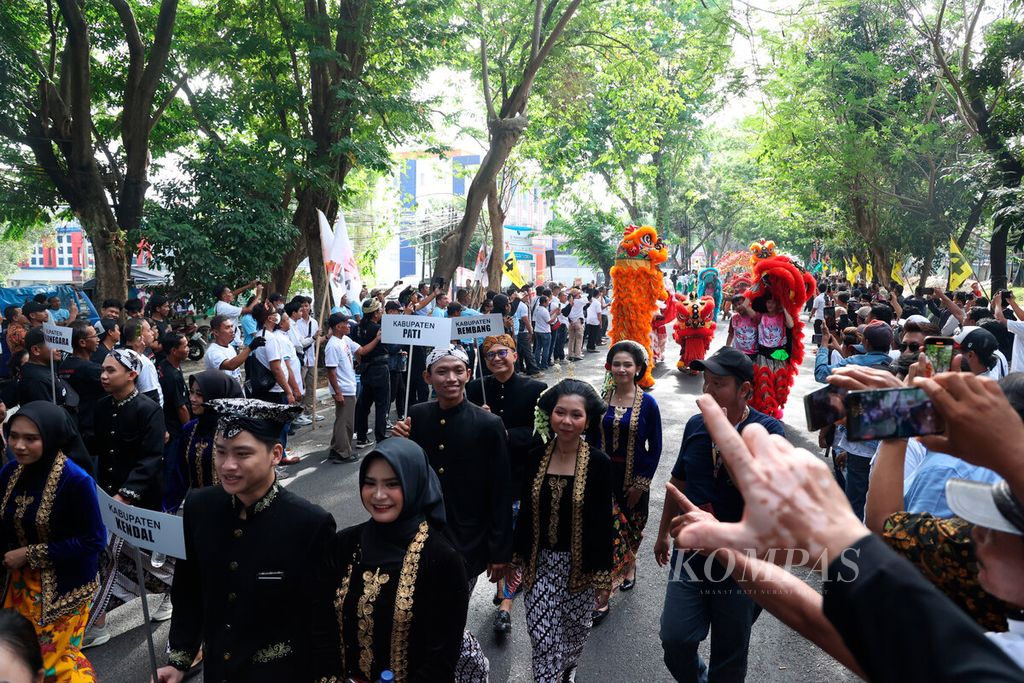 Kirab budaya mengiringi pendaftaran pasangan calon gubernur dan wakil gubernur Jawa Tengah, Ahmad Luthfi-Taj Yasin, di Kantor Komisi Pemilihan Umum (KPU) Provinsi Jawa Tengah, Kota Semarang, Rabu (28/8/2024).