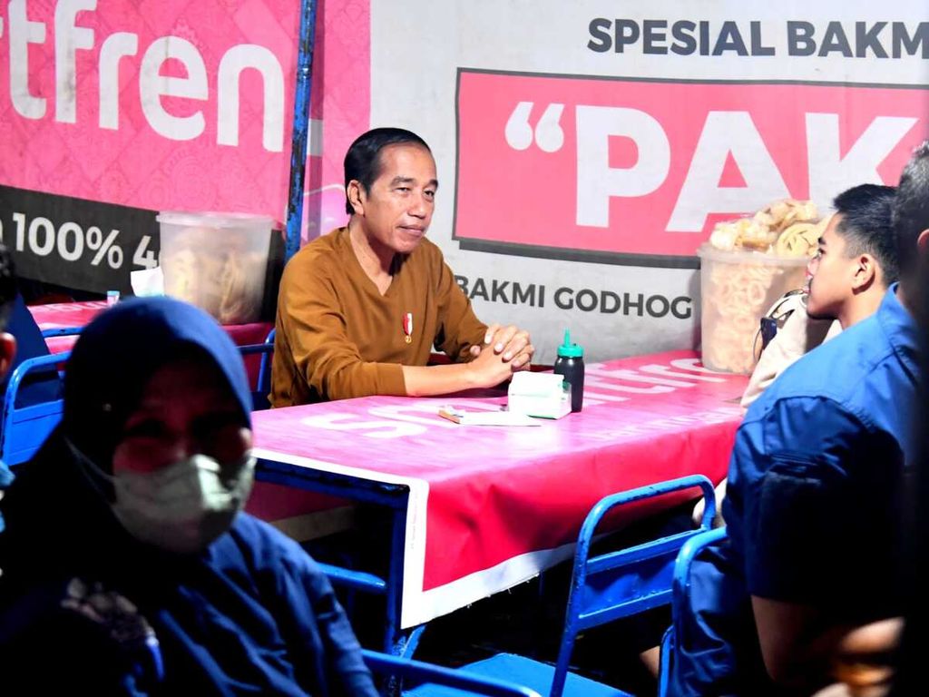Presiden Joko Widodo menikmati  bakmi  di Alun-alun Utara Yogyakarta, Kamis malam, 1 Juni 2023. Presiden didampingi putra bungsunya Kaesang Pangarep, dan menantunya, Erina Gudono, 