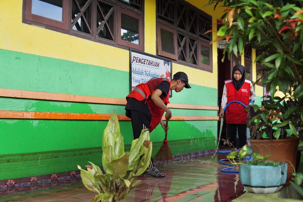 Relawan dan warga mulai menbersihkan sekolah-sekolah yang sebelumnya terendam banjir di Kelurahan Baru, Kabupaten Kotawaringin Barat, Kalimantan Tengah, Minggu (6/11/2022).