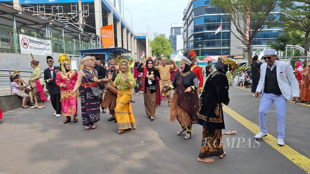 Parade busana tradisional oleh warga RW 006 Kebon Melati, Jakarta Pusat, di Dukuh Atas, Jakarta Pusat, Sabtu (17/8/2024). 