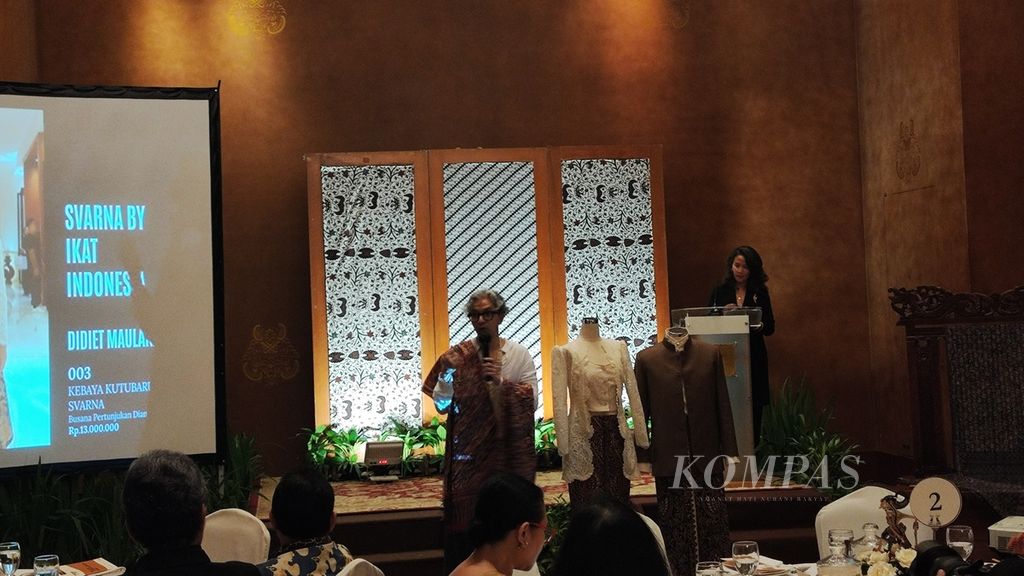 Fashion designer Didiet Maulana explained his work, Svarna by Ikat Indonesia, during the charity auction held by the Loka Tari Nusantara Foundation and the Indonesian Dance Festival at The Dharmawangsa, Jakarta on Thursday (2/5/2024).