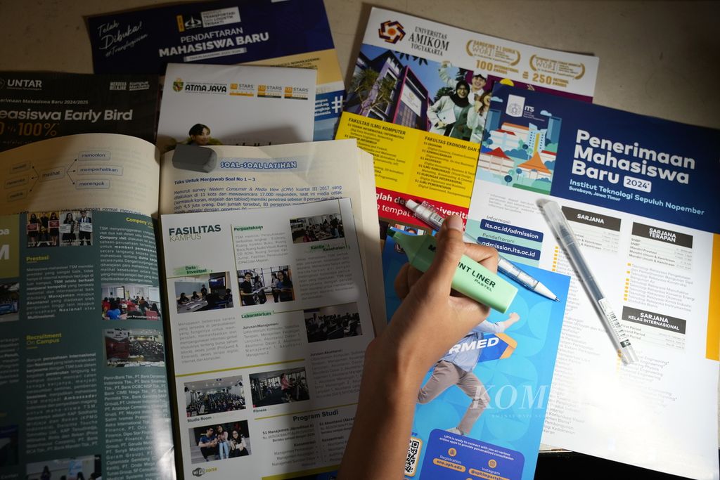 Bermacam brosur penerimaan mahasiswa baru beserta jurusan dan lokasi dikumpulkan untuk memberi gambaran kampus yang akan dipilih untuk mengikuti jenjang pendidikan berikutnya, di Jakarta, Selasa (30/1/2024).
