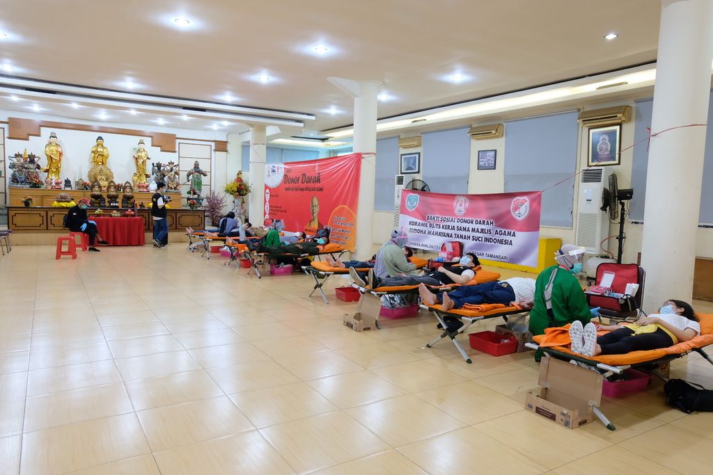 Suasana donor darah di Vihara Avalokitesvara, Jakarta Barat, Minggu (31/1/2021). Kegiatan donor darah diselengarakan, salah satunya, untuk menyambut Tahun Baru Imlek pada 12 Februari 2021.