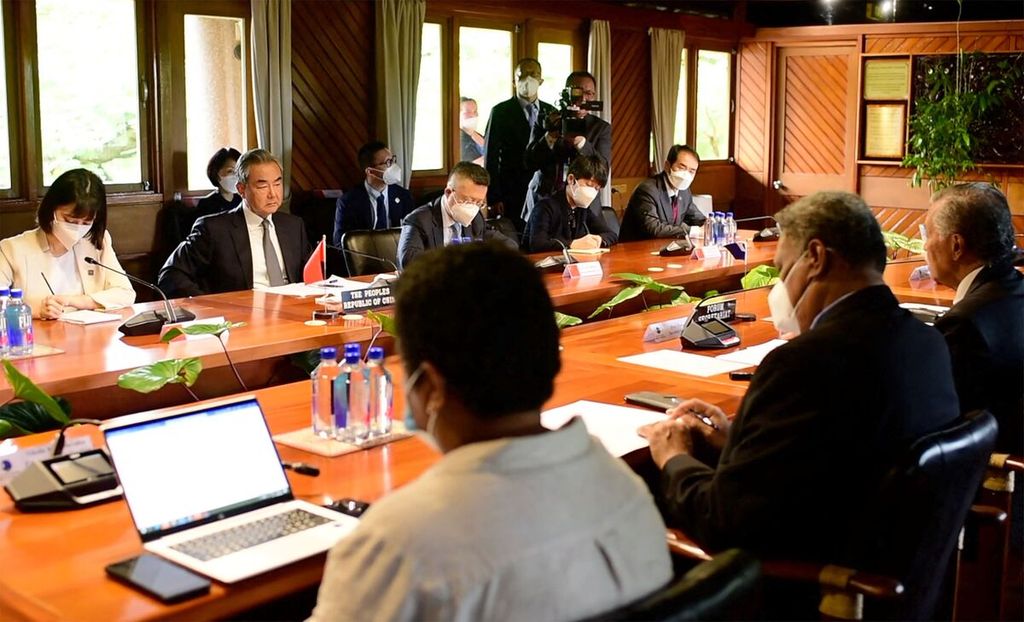Menteri Luar Negeri China Wang Yi (kedua dari kiri) menghadiri pertemuan dengan Sekretaris Jenderal Forum Kepulauan Pasifik (PIF) Henry Puna (kanan) di Suva, Fiji, Minggu (29/5/2022). 