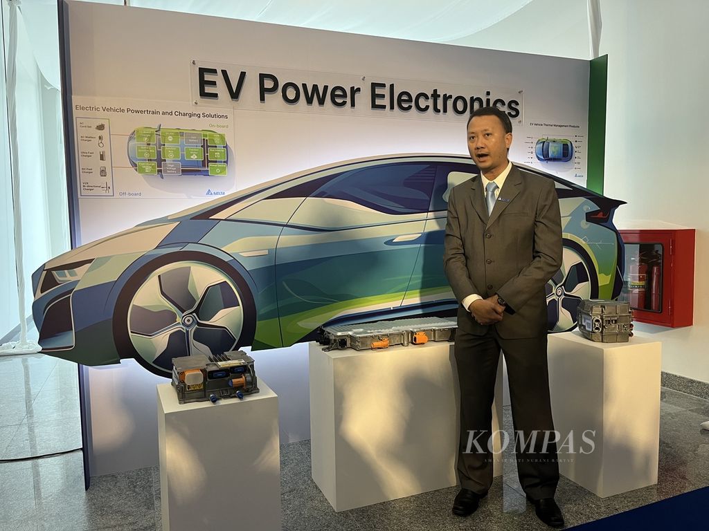 Staf Delta Electronics Thailand menunjukkan berbagai produk pendukung kendaraan listrik mereka di Kawasan Industri Bangpoo, Thailand, Jumat (22/3/2024).