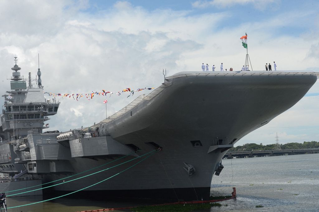 Anggota Angkatan Laut India berkumpul di dek kapal induk buatan negara itu, INS Vikrant, di Kochi, India,  Jumat (2/9/2022). 