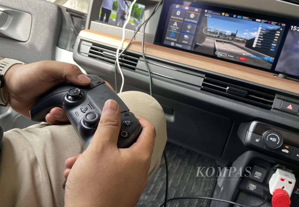 Salah satu layar di dasbor monil Honda bisa dipakai untuk bermain konsol Playstation. 