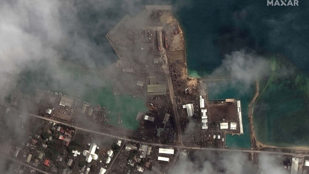 Citra satelit yang dirilis oleh Maxar Technologies pada 18 Januari 2022 menunjukkan abu vulkanik menutupi fasilitas pelabuhan utama di Nuku'alofa, ibu kota Tonga, setelah letusan gunung berapi Hunga-Tonga - Hunga-Haa'pai pada 15 Januari. (Foto oleh Selebaran / Citra satelit © 2022 Maxar Technologies / AFP)