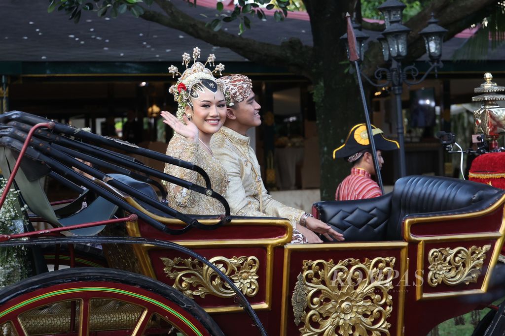 Pasangan pengantin Kaesang Pangarep dan Erina Gudono menaiki kereta yang ditarik kuda seusai menjalani upacara pernikahan di Pendopo Agung Ambarrukmo, Sleman, DI Yogyakarta, Sabtu (10/9/2022). 