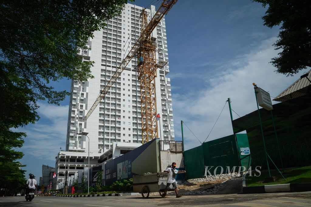 Proses pengerjakan proyek salah satu apartemen di kawasan Nagoya, Kota Batam, Kepulauan Riau, Kamis (10/9/2023).