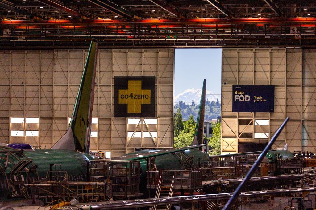 Gunung Rainier tampak dari pintu pabrik Boeing 737 Max di Renton, Washington, yang terbuka, Selasa (25/6/2024).