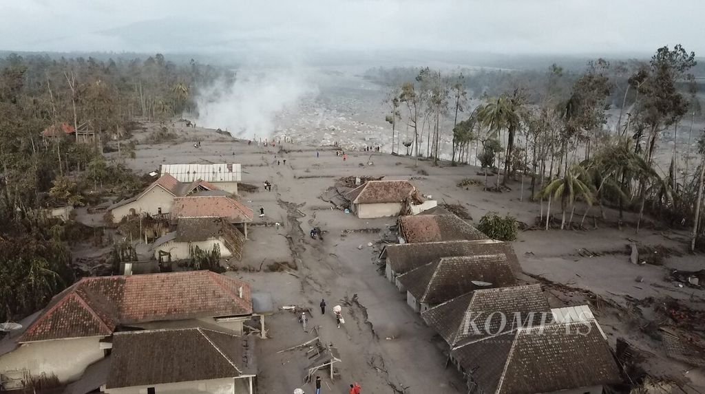 Dampak kerusakan material vulkanik erupsi Gunung Semeru di Dusun Umbulan, Desa Supiturang, Kecamatan Pronojiwo, Kabupaten Lumajang, Jawa Timur, Minggu (5/12/2012). 