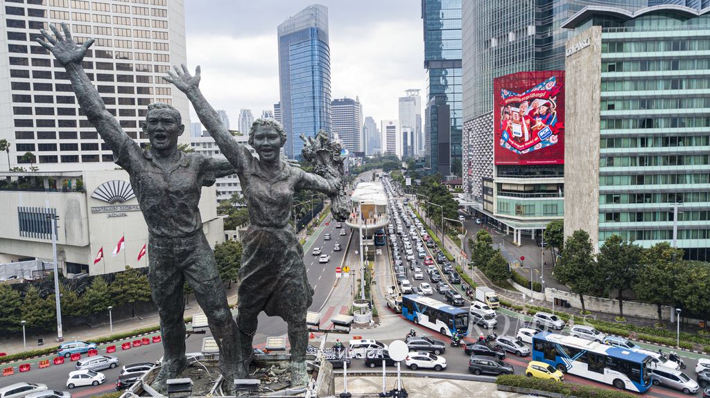 Lalu lintas yang terpantau padat di kawasan Bundaran Hotel Indonesia, Jakarta Pusat, Senin (23/1/2023). Pemerintah Pusat menetapkan hari libur nasional dan cuti bersama Tahun Baru Imlek dari tanggal 22 hingga 23 Januari 2023.