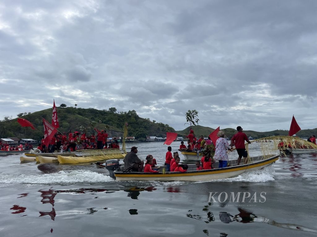 Perayaan tahun baru digelar di Danau Sentani oleh masyarakat Kampung Ifale, Distrik Sentani, Kabupaten Jayapura, Papua, Kamis (25/1/2024).