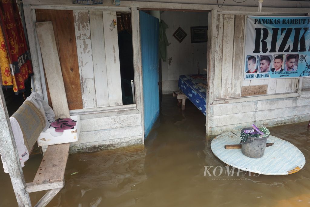 Salah satu rumah warga yang juga jadi tempat usaha potong rambut di Katingan Hilir terendam banjir pada Minggu (13/9/2020). Setidaknya 21 kecamatan di Kalteng direndam banjir.