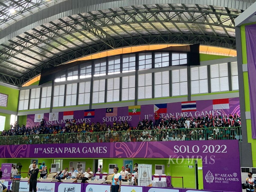 Ratusan penonton memadati Gedung Pusat Olahraga Universitas Tunas Pembangunan, Karanganyar, Jawa Tengah, Selasa (2/8/2022) siang. Mereka menyaksikan laga voli duduk putri ASEAN Para Games 2022, yaitu antara Indonesia versus Thailand.