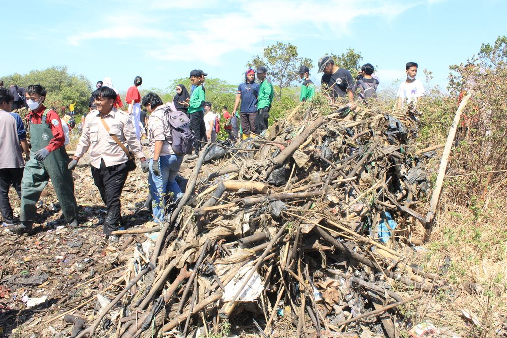 Sukarelawan mengangkut sampah kayu dan bambu dari Pantai Kesenden, Kota Cirebon, Jawa Barat, Sabtu (12/8/2023). 