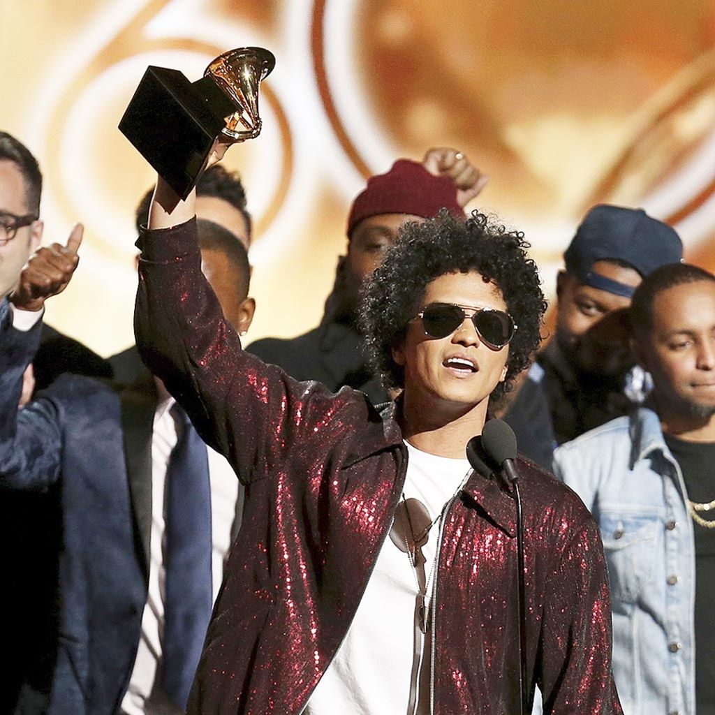 Bruno Mars (depan, tengah) menerima penghargaan Album of the Year untuk <i>24K Magic</i> dalam acara Grammy Awards Ke-60 di New York, AS, Minggu (28/1/2018) waktu setempat.