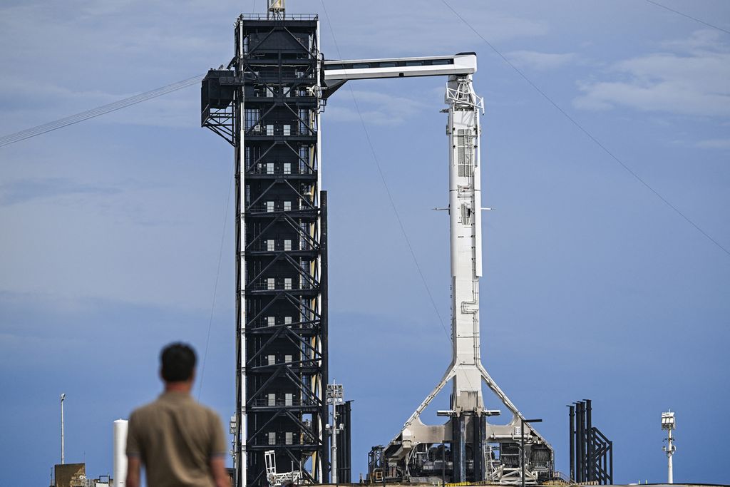 Roket Falcon9 milik SpaceX bersiap diluncurkan dari Florida, Amerika Serikat, pada 3 Maret 2024. Salah satu anak usaha SpaceX diketahui mendapat kontrak 1,8 miliar dollar AS untuk pengembangan satelit mata-mata.
