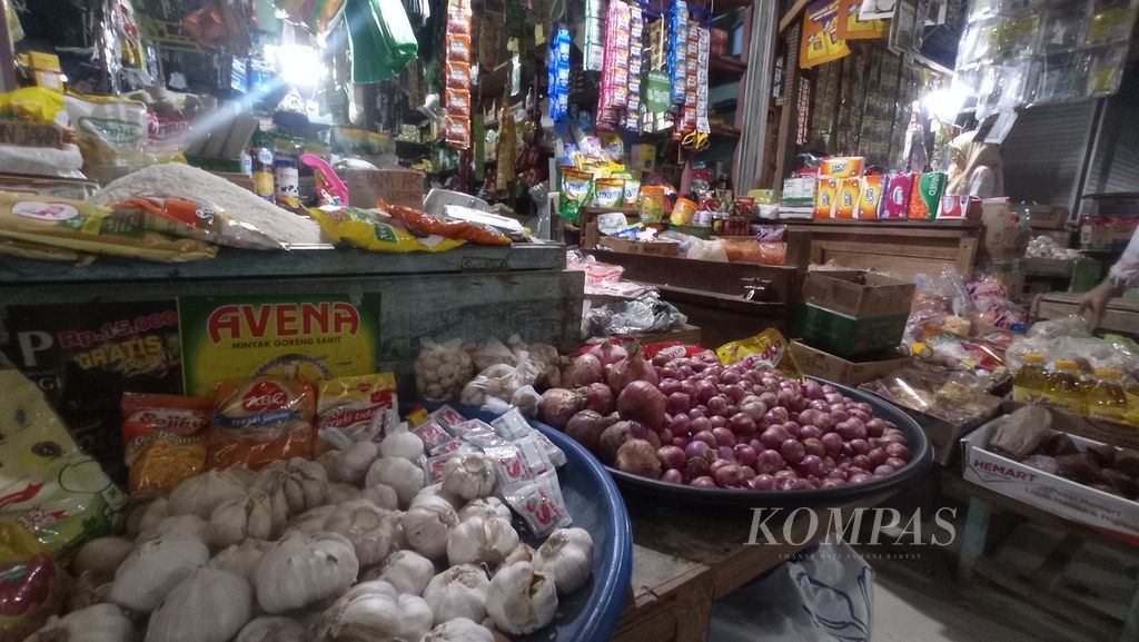 Pedagang di Pasar Kahayan, Kota Palangkaraya, Kalteng, menjajakan sejumlah dagangannya pada Senin (12/9/2022). 