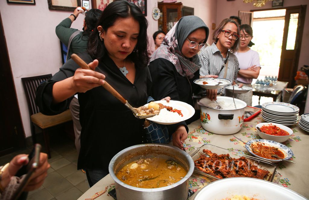 Para peserta menikmati sajiann masakan saat bertamu ke rumah peracik rempah legendaris Tjik Oneh di Jatinegara, Jakarta Timur, Minggu (17/09/2023). Pada kesempatan tersebut, tuan rumah menyuguhkan gulai kurma, ayam bakar bumbu rendang, serta sambal lado tanak yang disantap dengan nasi dari bareh Solok. Kegiatan ini untuk memperkenalkan sejarah Tjik Oneh sekaligus menikmati langsung masakan khas Sumatera Barat kepada para pencinta kuliner. 