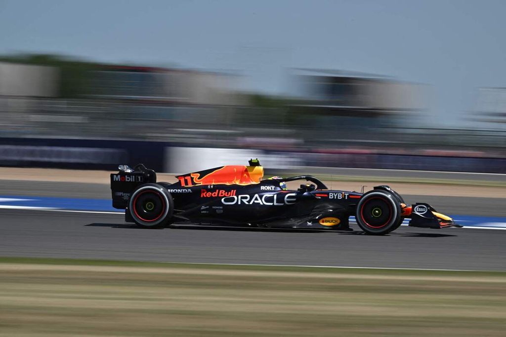 Pebalap Red Bull, Sergio Perez, memacu mobilnya pada sesi latihan Formula 1 seri Inggris di Sirkuit Silverstone, Inggris, Jumat (7/7/2023).