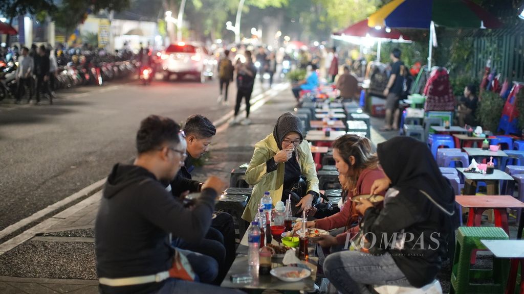  Warga menikmati kuliner gulai tikungan alias gultik di kawasan Blok M, Jakarta Selatan, Rabu (1/11/2023). 