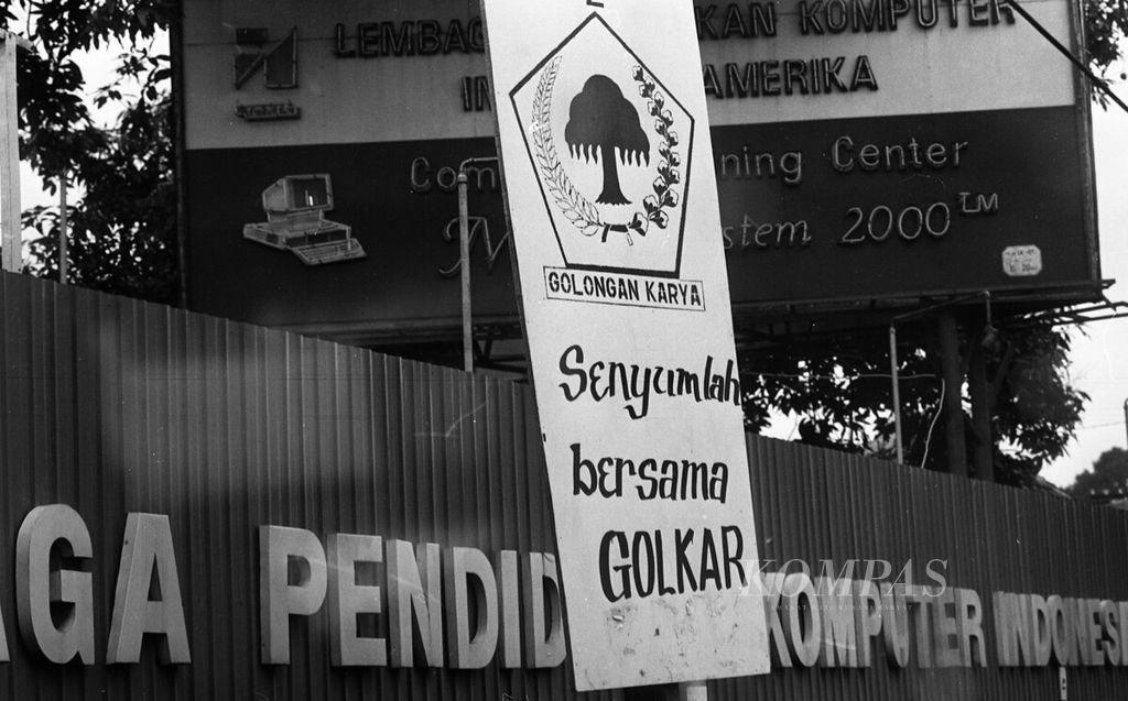 Atribut pemilihan umum di Jakarta. Kampanye Golkar di Jakarta pada Pemilu 1987. 