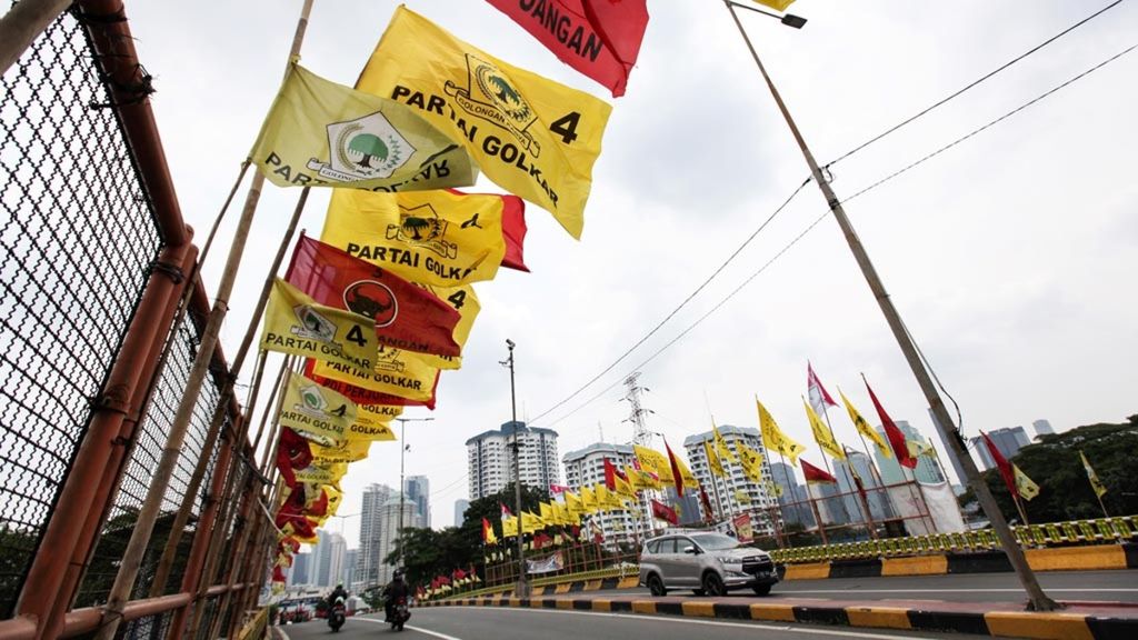  Flags of political parties participating in the 2019 General Election fill the edge of the flyover in the Senayan area, Central Jakarta, Friday (5/4/2019). Ahead of the 2019 General Election, campaign props for political parties, legislative candidates, and presidential candidates are installed in various corners of the city..