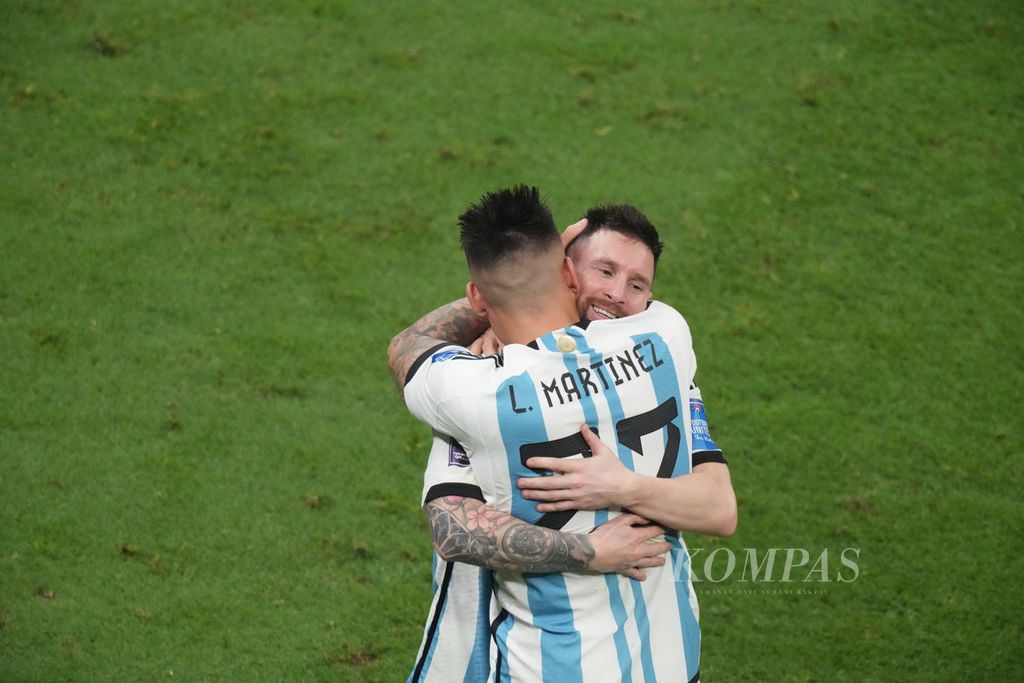 Argentine player Lionel Messi hugs Lautaro Martinez after winning the 2022 World Cup final against France at the Lusail Stadium, Qatar, Monday (19/12/2022) early morning WIB.
