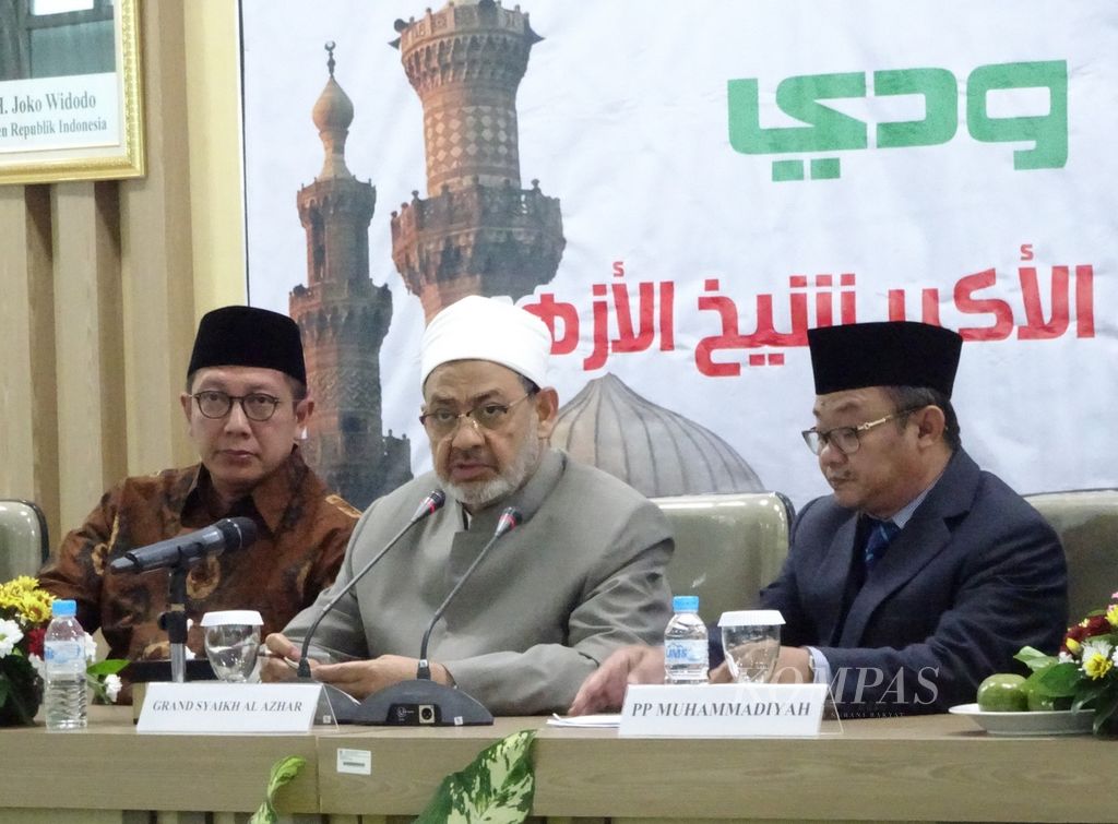 Imam Besar Al-Azhar Ahmad Muhammad Ath-Thayeb didampingi Menteri Agama Lukman Hakim Saifuddin (kiri) dan Sekretaris Jenderal Pimpinan Pusat Muhammadiyah Abdul Mu'ti (kanan) menyampaikan kuliah umum di Universitas Muhammadiyah Surakarta di Sukoharjo, Jawa Tengah, Rabu (2/5/2018).