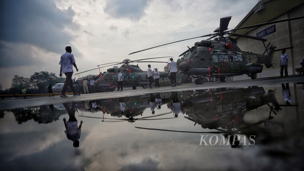 Sejumlah helikopter Super Puma menjadi bagian alutsista buatan dalam negeri yang dipertontonkan pada acara The 1 Defend ID’s Day di hanggar PT Dirgantara Indonesia, Bandung, Jawa Barat, Kamis (15/6/2023).  