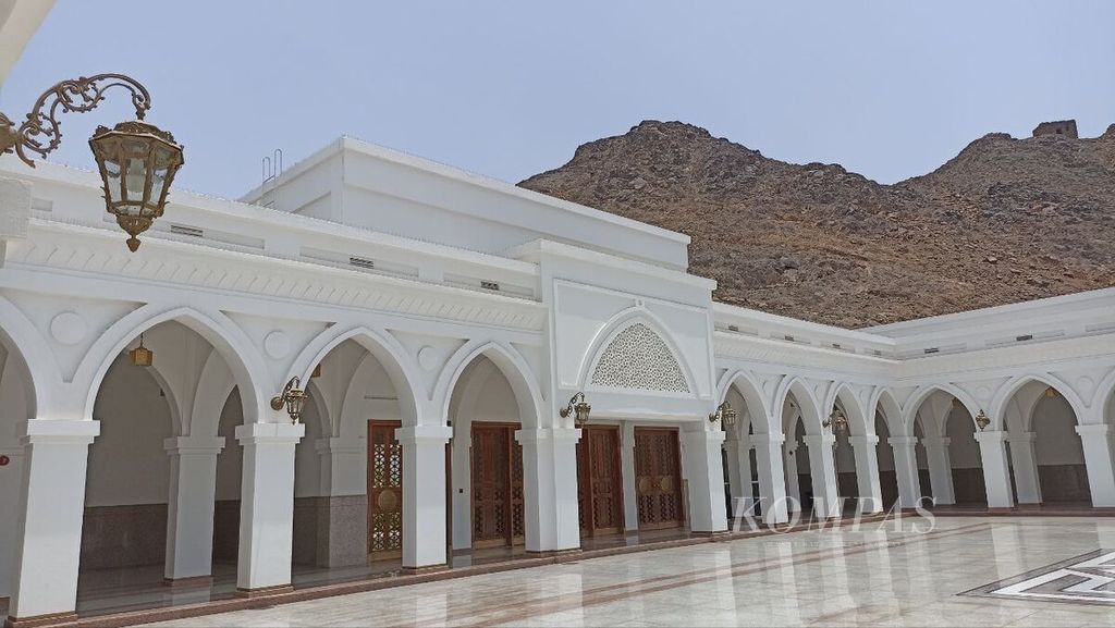 Suasana di salah satu sudut di bagian dalam Masjid Khandak di Madinah, Arab Saudi, Senin (25/7/2022). Masjid ini dibangun di atas petilasan Perang Khandak yang mengandalkan parit untuk mempertahankan Madinah dari serangan musuh dari luar.