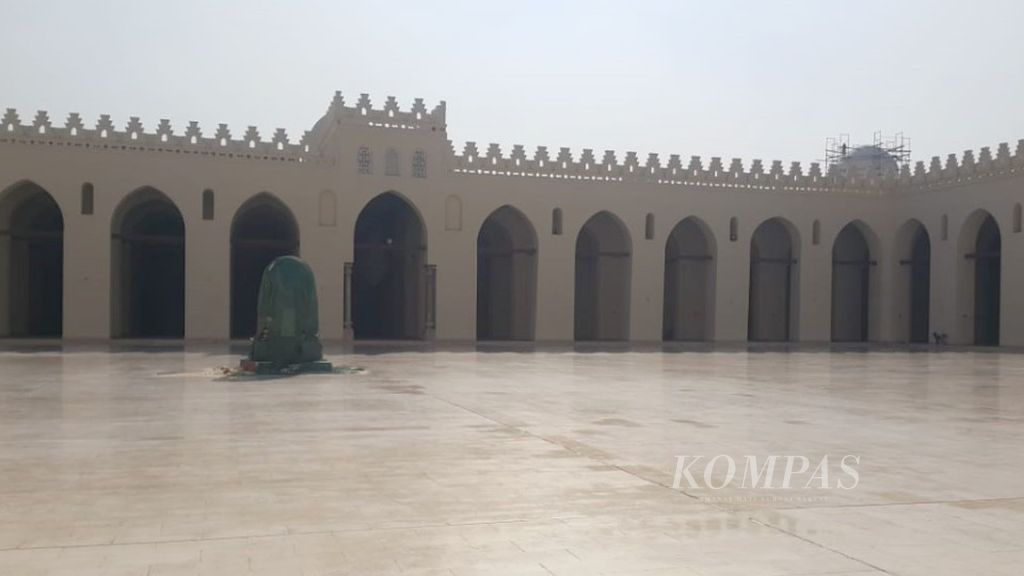 Pemandangan Masjid Al-Hakim yang terletak d ijalan Al-Muizz li-Dinillah dan kini dalam proses renovasi.pada hari Sabtu 22 Januari 2022.. Masjid Al-Hakim dibangun oleh Khalifah ke 6 dinasti Fatimid, Al-Hakim bi-Amr Allah pada tahun 990 M dan selesai tahun 992 M, 