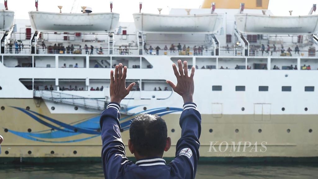 Pengantar melambaikan tangan kepada kerabatnya yang akan meninggalkan Pelabuhan Tanjung Priok dengan KM Umsini tujuan akhir Kupang, Jakarta Utara, Minggu (18/12). 