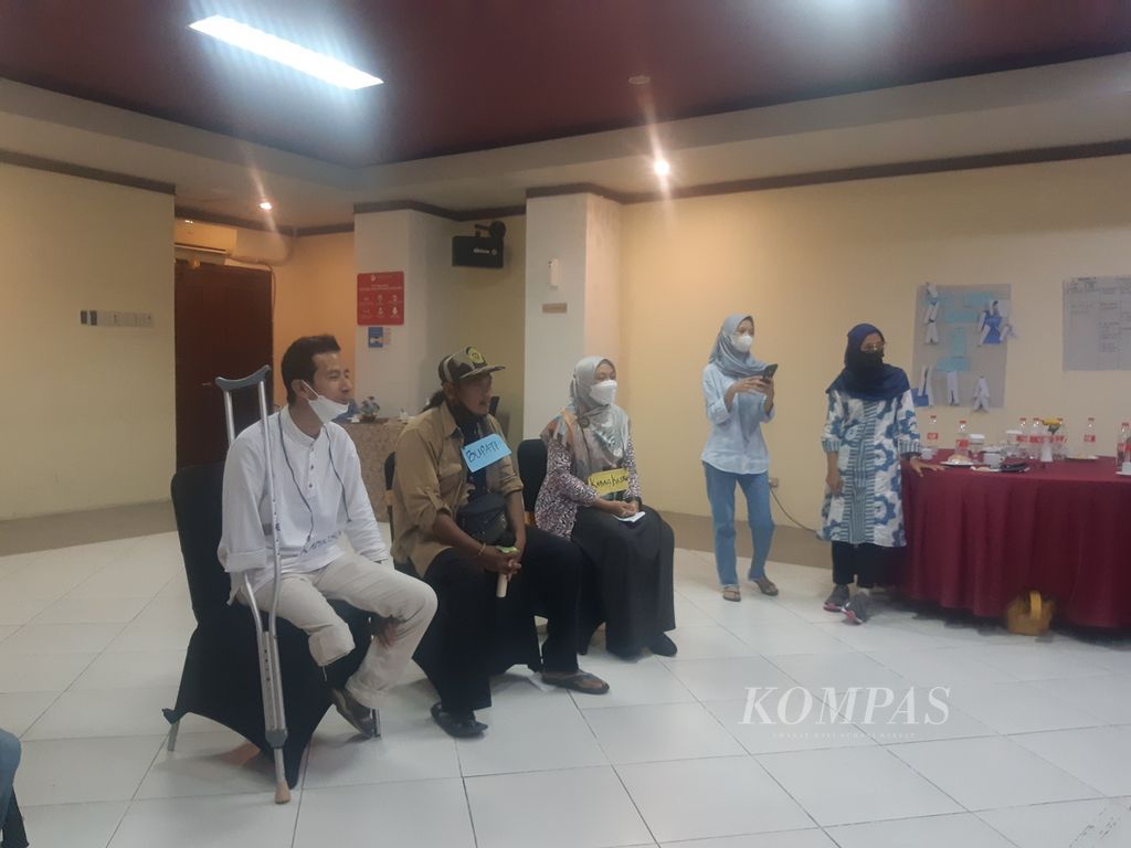 Sejumlah penyandang disabilitas dan pegiat desa mengikuti pelatihan yang digelar Komnas Perempuan di Kota Cirebon, Jawa Barat, Jumat (11/3/2022). 
