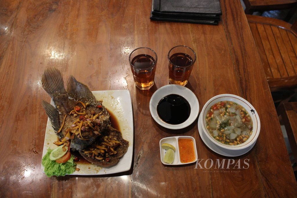 Menu gurame mangga muda dan soto Bandung disajikan di restoran khas Sunda Sindang Reret, Kota Bandung, Jawa Barat, Rabu (27/12/2023). Kedua makanan ini menjadi andalan restoran bersama ratusan menu tradisional lainnya. 