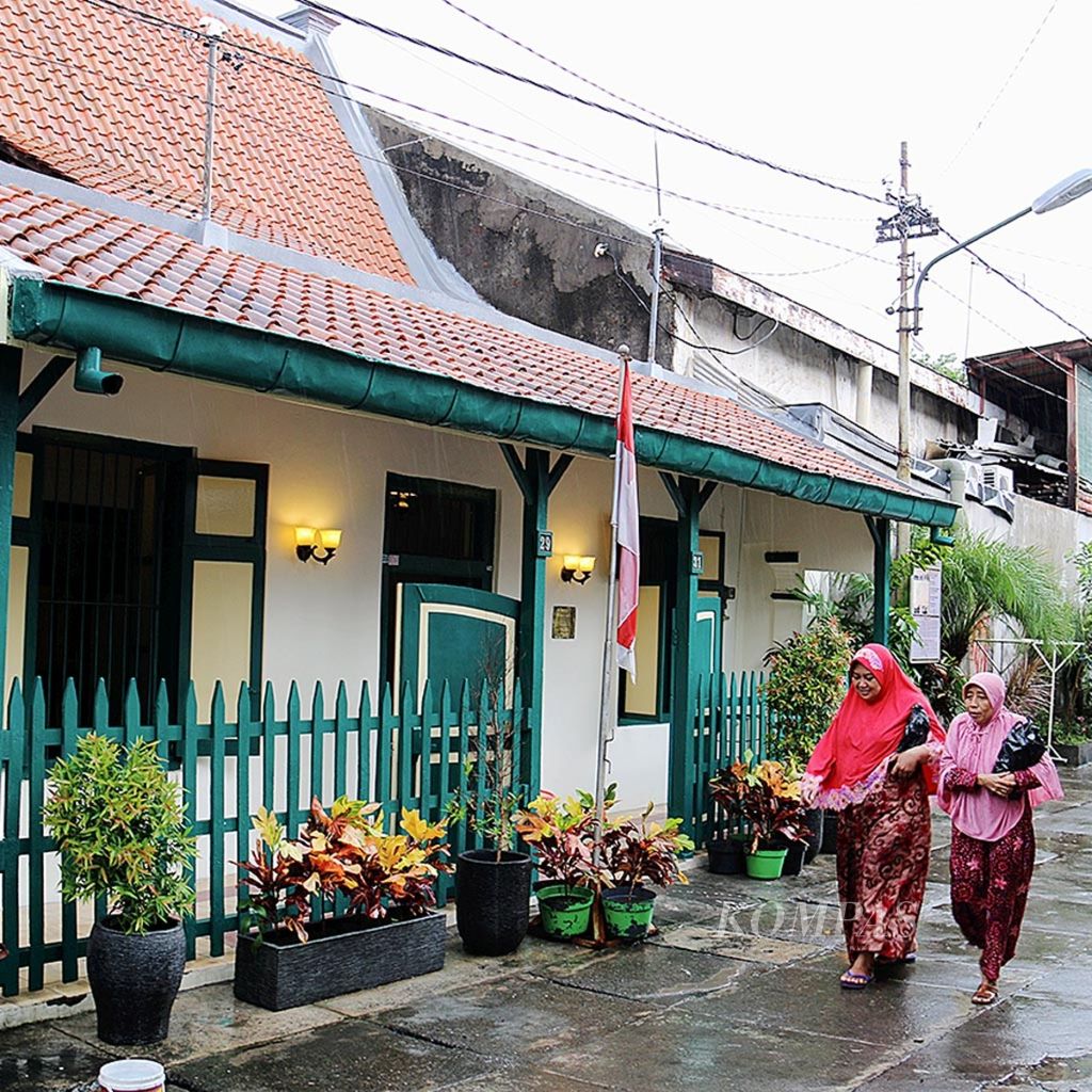Dua ibu berjalan di depan Museum Haji Oemar Said Tjokroaminoto, Kamis (13/10), Kampung Peneleh, Kota Surabaya, Jawa Timur. Museum itu merupakan bekas kediaman Tjokroaminoto hingga pindah ke Yogyakarta pada 1930.