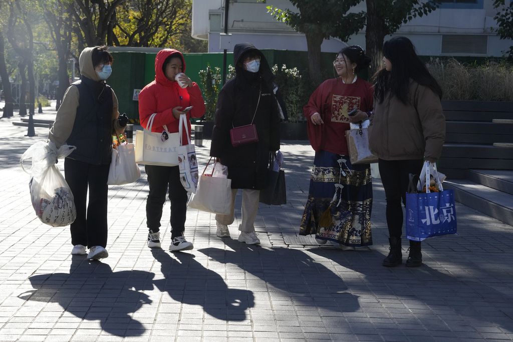 Pengunjung berjalan di salah satu kawasan pusat perbelanjaan di Beijing, China, Sabtu (11/11/2023). Penghematan konsumen China membuat banyak pihak ragu pada potensi belanja di "Hari Jomblo" atau "11.11" tahun ini. 