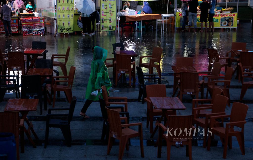 Bangku-bangku kosong milik pedagang makanan saat hujan mengguyur kawasan Alun-alun Kota Semarang, Jawa Tengah, Sabtu (8/10/2022). 