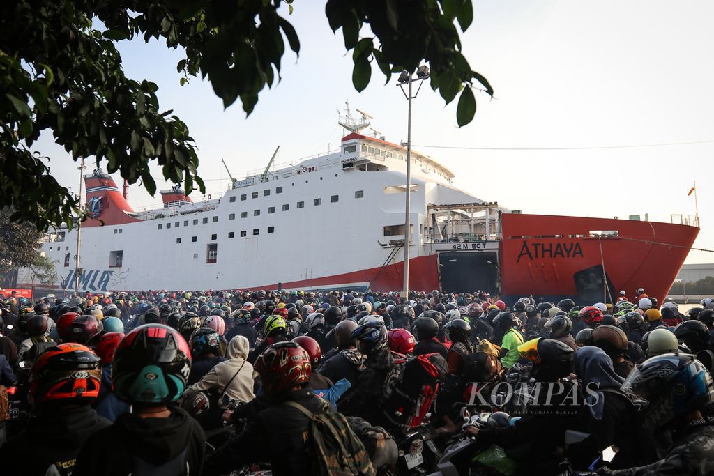 A queue of motorbike travelers entering the ferry at Ciwandan Harbor, Cilegon, Banten, Wednesday (19/4/2023).
