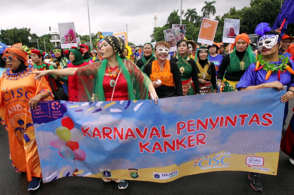 Peserta jalan sehat membawa poster dan berbusana lucu saat mengikuti karnaval. Memperingati Hari Kanker Sedunia (HKS), PT Ferron Par Pharmaceuticals dan Indonesia Cancer Information and Support Center (CISC) menggelar acara jalan sehat Karnaval Penyintas Kanker di kawasan hari bebas kendaraan bermotor, Jalan MH Thamrin, Jakarta, Minggu (23/2/2020).